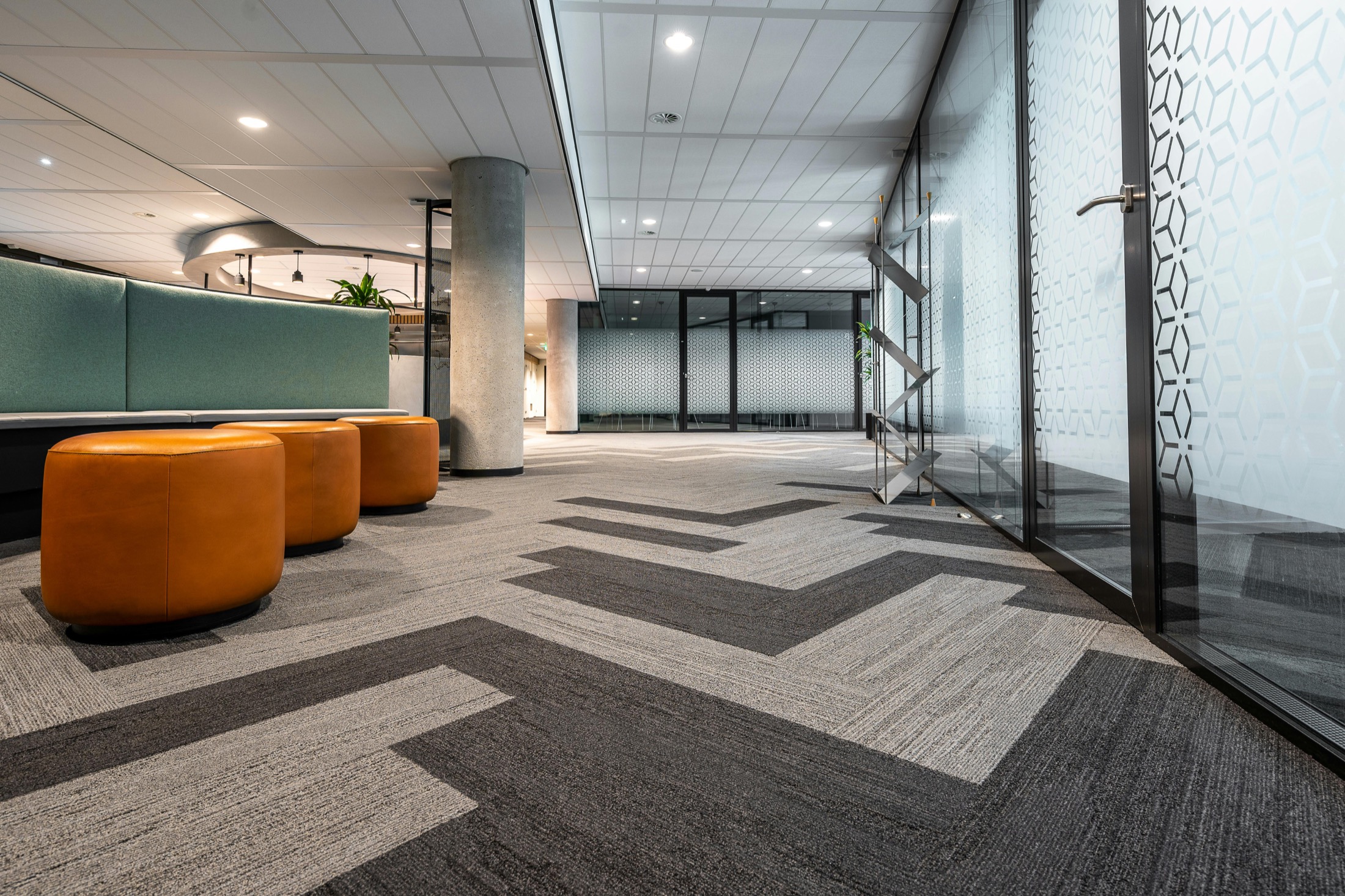 Antrasit Geometrik Ofis Halısı